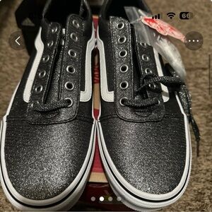 New Never Worn Women’s Size 9. Color Metallic.